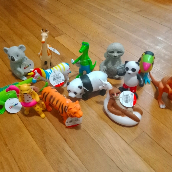 Huge New Lot of 13 Plastic Animals - Picture 1 of 6